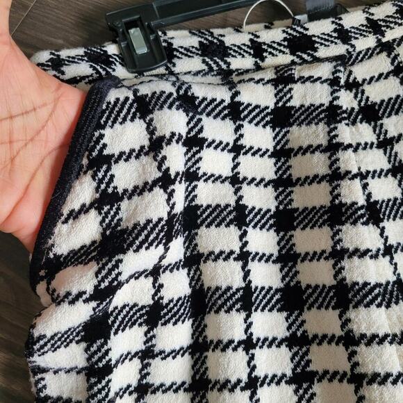 St. John Womens Knit Skirt Size 12 Black Cream Pleated Zip Pockets Maximalist - Picture 2 of 9